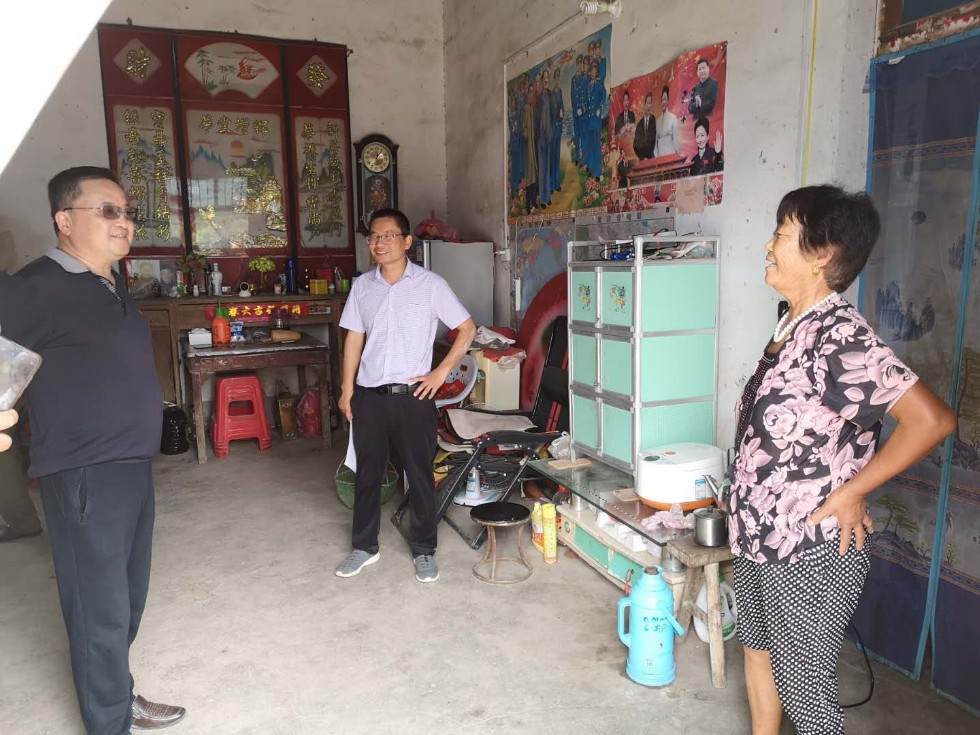 9.09严维明朱湾镇走访贫困户2.jpg