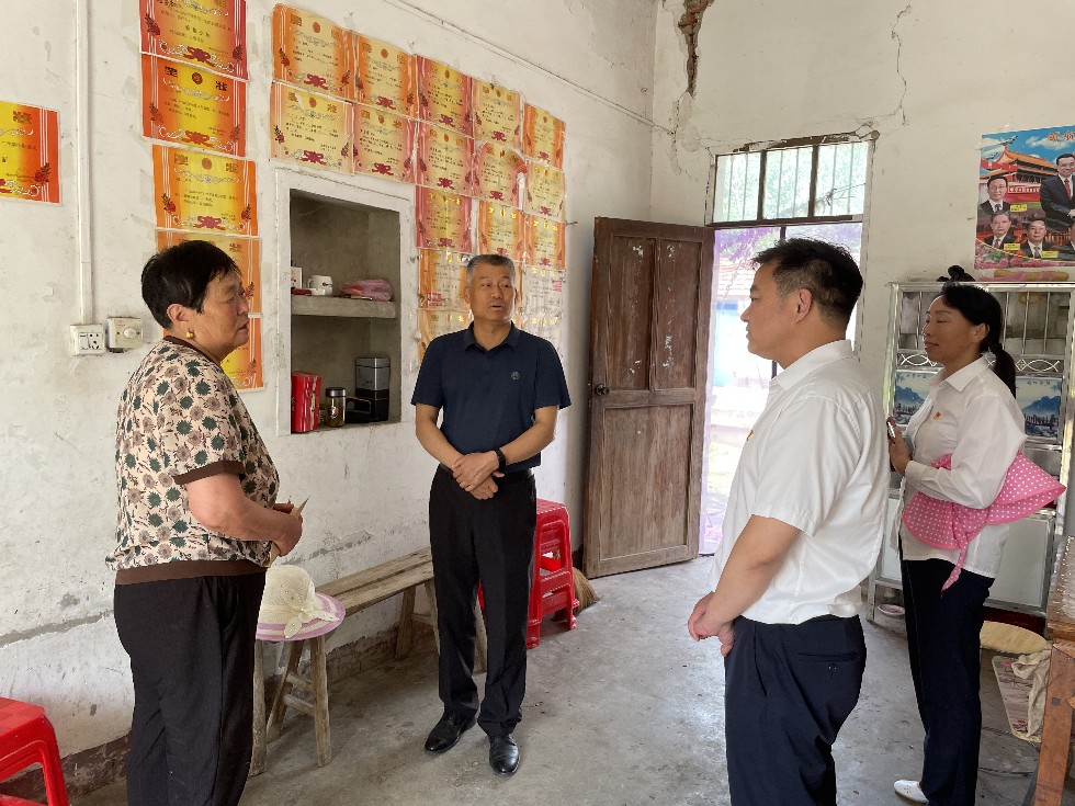 微信图片_20230701走访慰问困难党员.jpg